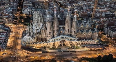 DÜNYA ÜZERİNDEKİ EN SIRA DIŞI KUTSAL YAPILARDAN BİRİ: SAGRADA FAMİLİA BAZİLİKASI