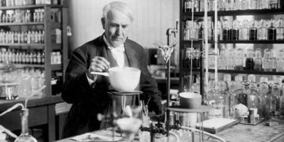 EDİSON KATILDIĞI BIR RADYO PROGRAMINDA RADYONUN ÖLÜLERLE BAĞLANTI KURMAYI KONUŞMAYI MÜMKÜN KILABİLECEĞİNİ SÖYLEMİŞTİ VE YER YERİNDEN OYNAMİŞTİ..