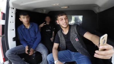 Ehliyetsiz sürücü 11 bin lira ceza yedi, selfie çektiler! Rahat tavırları ise pes dedirtti