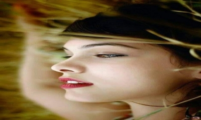 Evliliklerinin ilk gününde kadın ve kocası kapıyı kimseye açmamaya karar verip anlaştılar. 