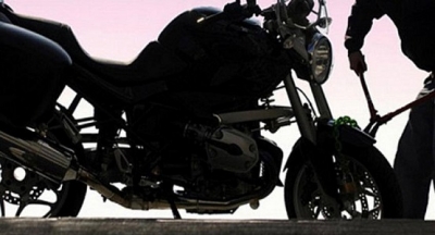 FOÇADA BİRİ SURİYELİ ÜÇ MOTORSİKLET HIRSIZI YAKALANARAK TUTUKLANDI