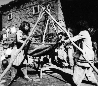 Fotoğrafa Yayık ayranı yapan çocuk kızlar. 