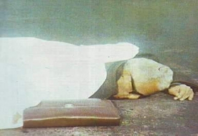 Fotoğrafın çekildiği tarih 7 aralık 1979. Sabahın alacakaranlığında gri bir asfalt...