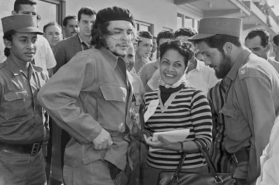 Gezgin bir delikanlı bir arkadaşıyla dünyayı gezerken annesine bir kart atıyor.