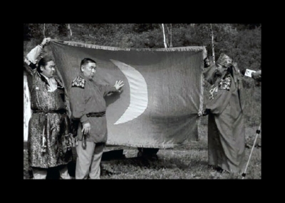 Hakas Türklerine ait, üzerinde Hilal olan bayrak.