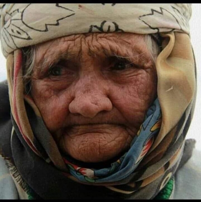 Hastane tıklım tıklımdır. Yaşlı kadın içeri girer, doktor hanım teyzeyi muayene eder.