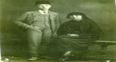 İki yazar dertli dertli yürür sokakta. “Para yok lan ne yapacağız?”