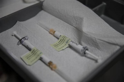 İlk koronavirüs aşısı ünlü profesöre yapıldı!