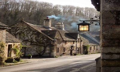 İngiltere’nin kalabalık şehirlerinden, ışıltılı caddelerinden, lüks mağazalarından uzaklarda saklanmış bir köy