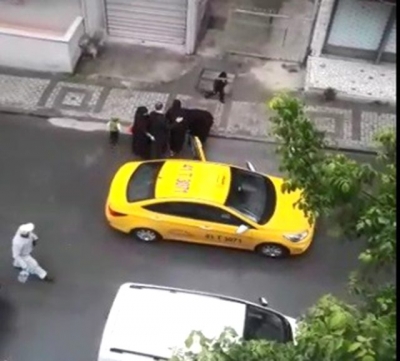 İnsanlığın Öldüğü Anlar: Taksim Kirlenir Diye Sancısı Tutan Hamile Kadını Sokağa Attı, Kadın Sokakta Doğum Yaptı