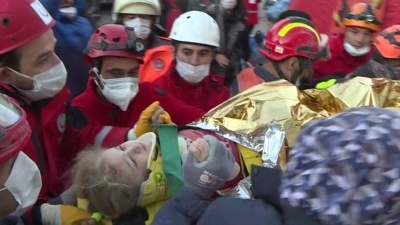 İzmir'deki depremden bir mucize; 3 yaşındaki Elif 65 saat sonra enkazdan sağ çıkarıldı. Anneyle kavuşması yürekleri dağladı