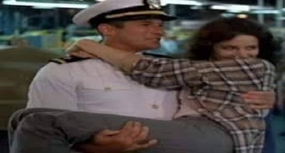 Kadın 32 yaşında güzel bir bayandı ve eşi oldukça yakışıklı bir deniz subayıydı 