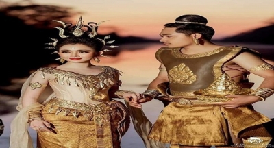 Khmer Geleneksel Kıyafetleriyle Bir Çift