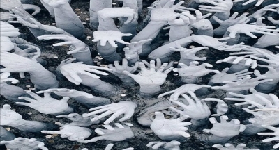 Kimi için yardım isteyen çaresiz eller, kimi için hep daha fazlası için uzanan doyumsuz eller...