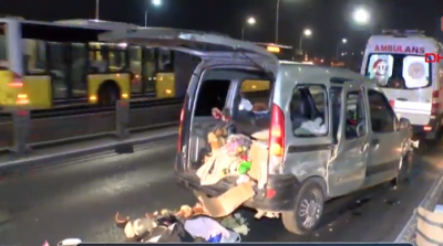 Korkunç Kaza: Araç İçerisindeki Çocuk Bariyerlere Çarparak Öldü. Oğlunun Öldüğü Gören Anne ise