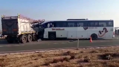 Korkunç Kaza: Yolcu Otobüsüyle Tır Çarpıştı, Çok Sayıda Ölü Ve Yaralı Var