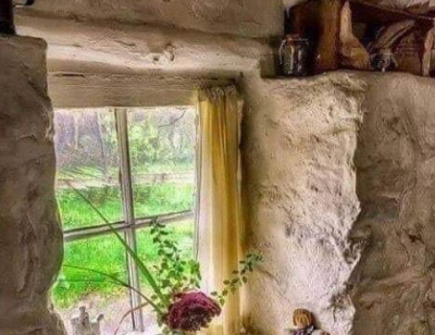 Köyde yaşayan yaşlı bir ressam vardı. 
