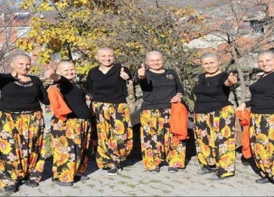 Köylü Kadınlardan Büyük İnsanlık Dersi: Kanserle Savaşan Arkadaşlarına Destek Vermek İçin Saçlarını Kazıttılar