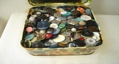 Küçükken kırk yıl düşünsem düğmelerden aile tarihini okuyacağım aklıma gelmezdi.