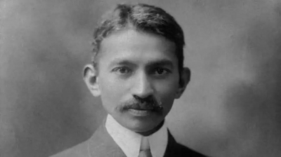 Mahatma Gandi Londra'da hukuk okurken uyruğu sebebiyle ondan pek hoşlanmayan bir hocası vardı