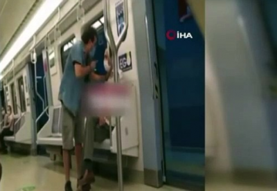 Metroda Şarkı Söyleyen Adamın Üzerine Yürüdü ve Olanlar Oldu