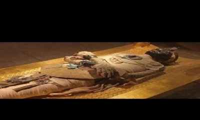 Mısır'da Mumyanın üzerinde bulunan, parşömen kağıdına yazılı ölüler kitabından kısa bir yazıt