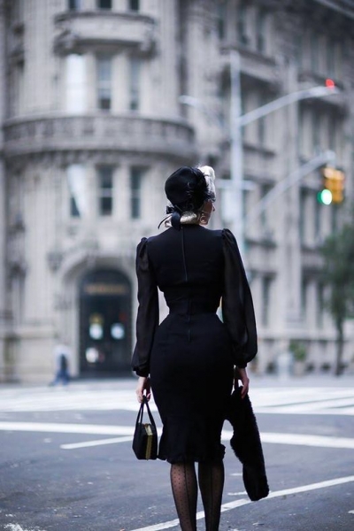 PAVYONDA BİR KADIN...