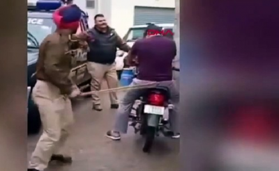 Polisten Pes Dedirten Görüntüler. Sokağa Çıkma Yasağına Uymayanları Böyle Uyarıp Evlerine Gönderdiler
