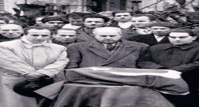 Resimde gördüğünüz minik tabutta yatan kişi kimdir bilir misiniz..❓