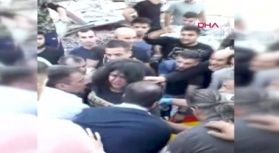 Seferihisar'da tsunami: Sokakları deniz suyu bastı. Bir kadın enkazın altından sağ çıkarıldı