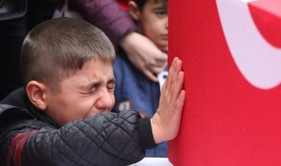 Şehit düşen Babasının Tabutuna Sarılarak Gözyaşı Döktü: Cenazede Herkesin Yüreklerini Dağlayan Görüntüler