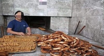 Simit fırınım var. Ustalarım çok da güzel yapar. Elimde çay, kapıda keyif yapıyorum. İşler yolunda, çok şükür binlerce satıyorum.