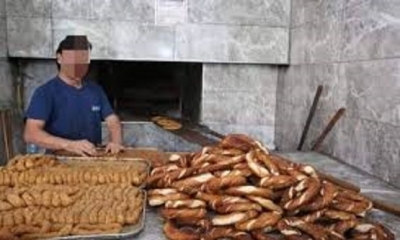 Simitçide sıradayım. Çok kalabalık, 20 dakika kadar sırada kaldım