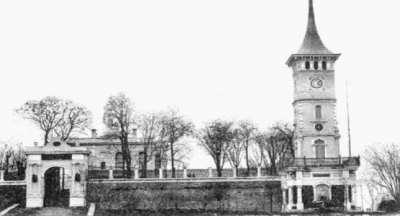 Siyah ayakkabılı adam