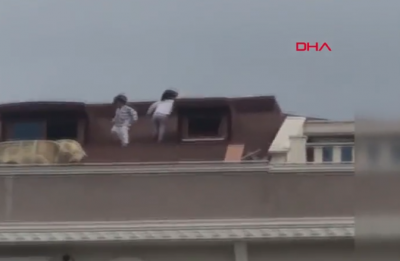 Şoke Eden görüntüler: İki küçük çocuk çatıda böyle görüntülendi...