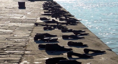 TUNA KIYISINDAKİ AYAKKABILAR