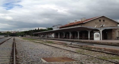 Üç arkadaş Balikesir tren istasyonuna gitmişler. 