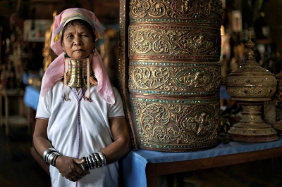 UZUN BOYUNLU KADINLAR.