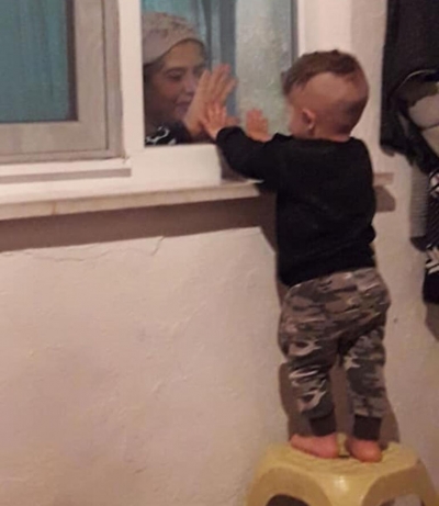 Yürek burkan kareler... Karantinadaki babaannesiyle böyle görüşüyor